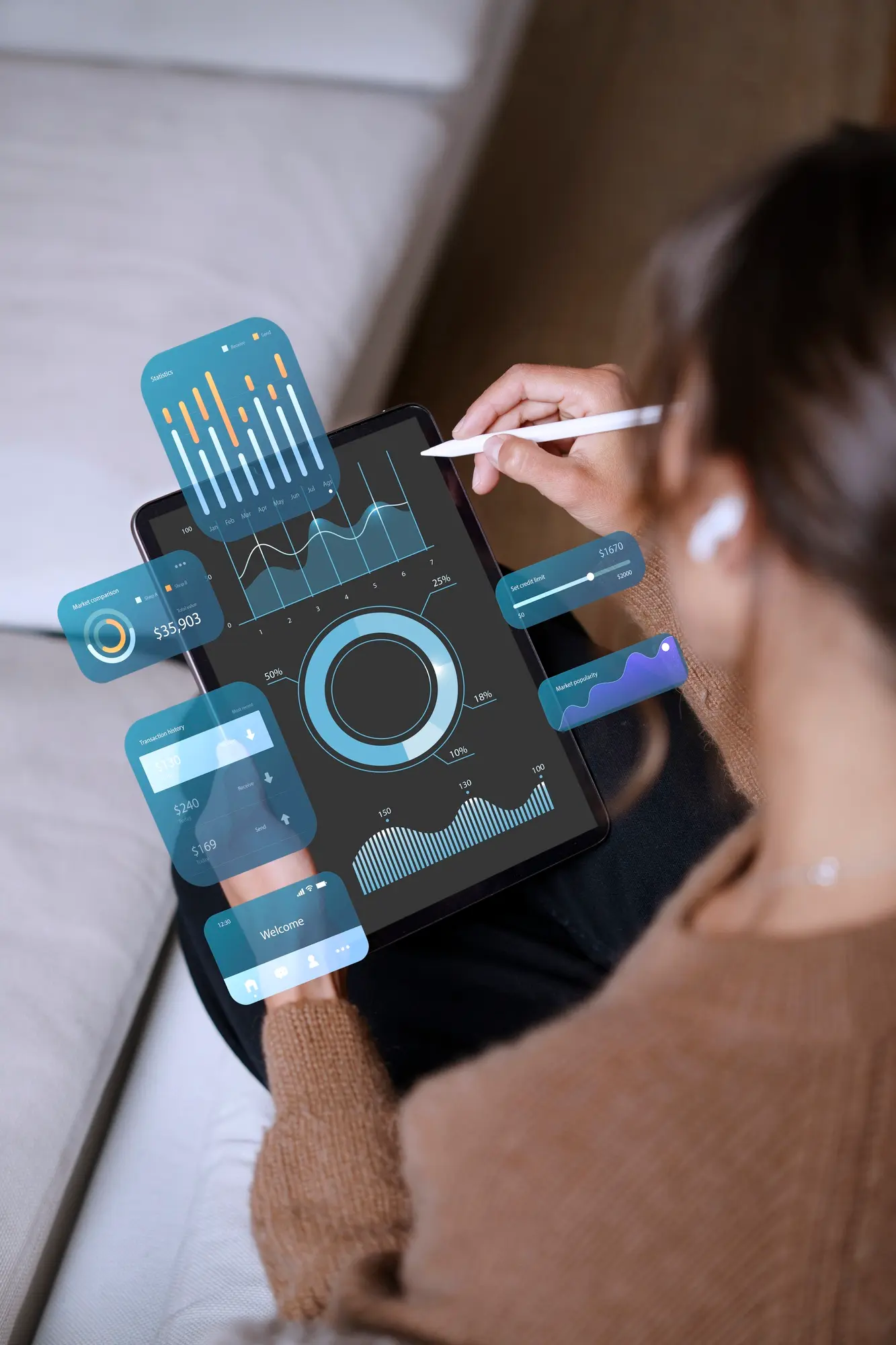 Persona analizando datos de marketing local en una tablet, con gráficos de rendimiento y métricas de negocio.