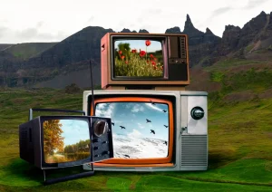Televisiones retro apiladas. Refleja la supervivencia de la publicidad tradicional en medios convencionales en un mundo ultra tecnológico.