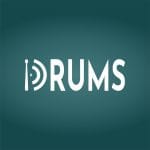 Logotipo de DRUMS en color blanco sobre fondo verde azulado corporativo. La agencia de la baqueta y la onda expansiva.