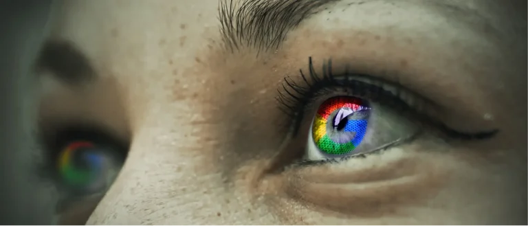 Top 7 errores que afectan a tu negocio 5 Ojos con reflejo del logotipo de Google en el iris, representando la visibilidad y el enfoque en Google Ads y Google Maps