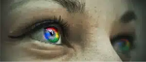 Ojos con reflejo del logotipo de Google en el iris, representando la visibilidad y el enfoque en Google Ads y Google Maps