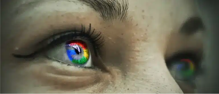 Ojos con reflejo del logotipo de Google en el iris, representando la visibilidad y el enfoque en Google Ads y Google Maps