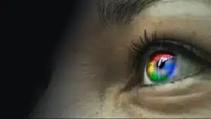 Ojos con reflejo del logotipo de Google en el iris, representando la visibilidad y el enfoque en Google Ads y Google Maps