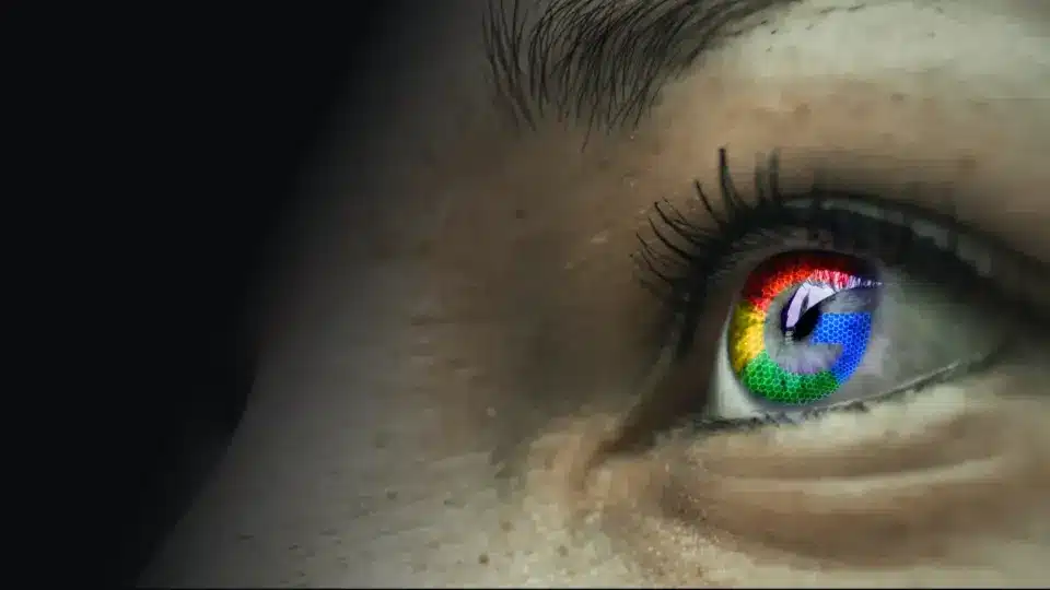 Ojos con reflejo del logotipo de Google en el iris, representando la visibilidad y el enfoque en Google Ads y Google Maps